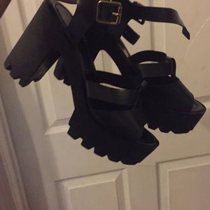 Theese are basically brand new I worn once 🤩